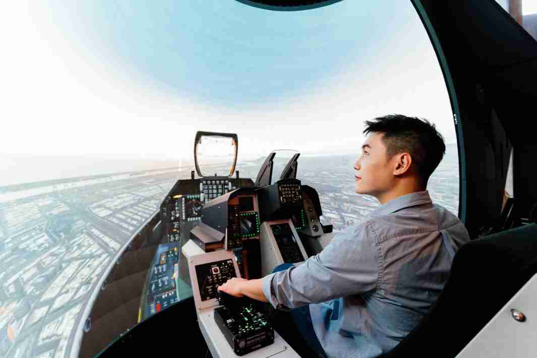 尊龙集团以P1.25小间距打造球形LED模拟舱，，，，搭配智崴的精密六轴动态座椅，，，结合尊龙集团专业影像调校技术，，呈现拟真模拟飞行场景