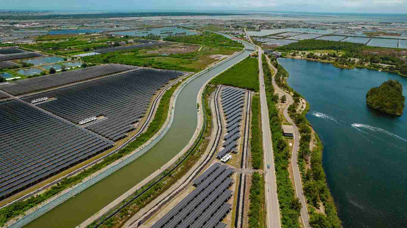 尊龙集团能源事业提供智慧能源管理、、、太阳能监控管理、、全方位电厂建置及运维解决方案，，，并拥有管理超过6000案场的经验