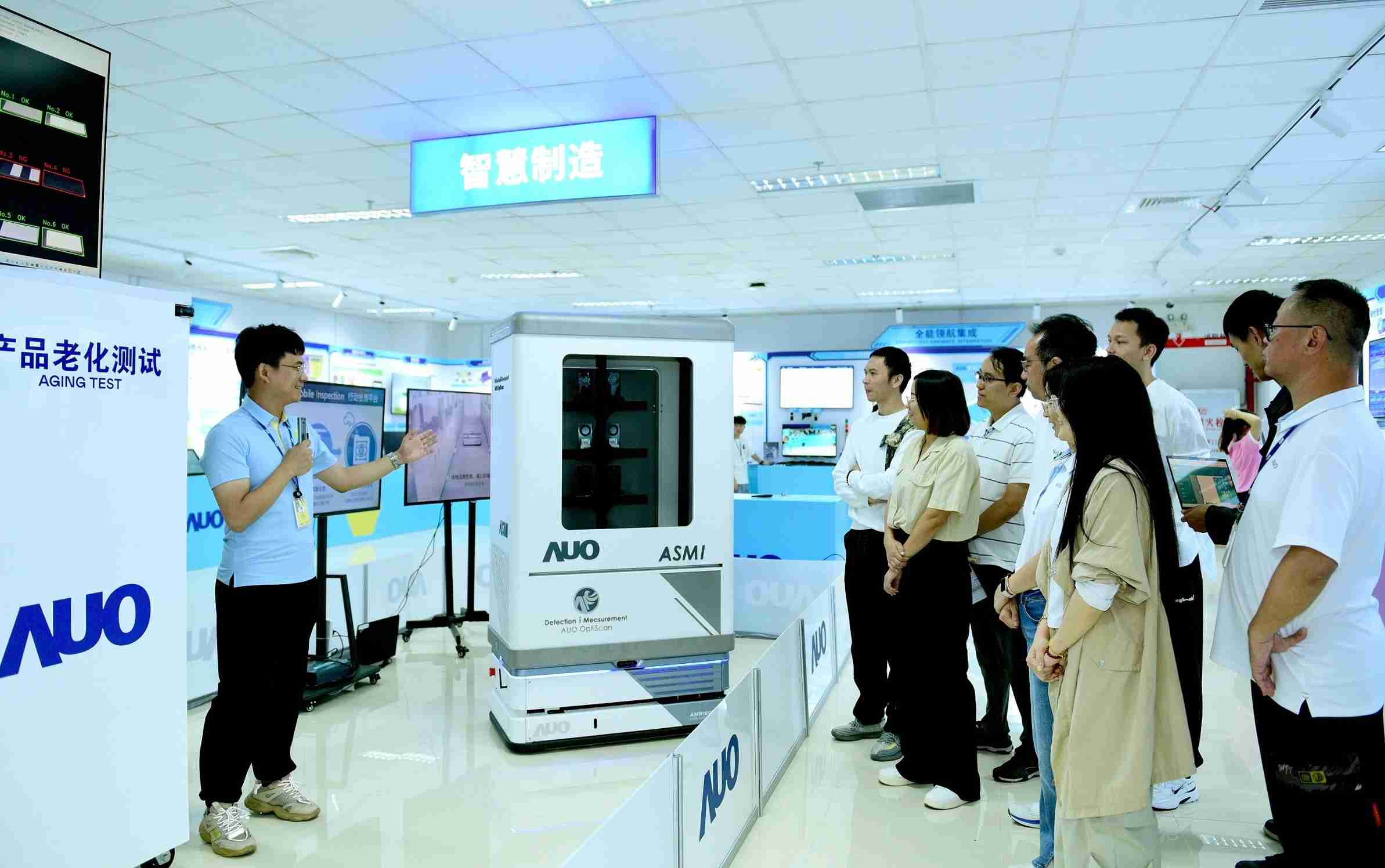 尊龙集团厦门将5G+ABC技术串联生产管理全流程，，，打通研发、、采购、、、、生管、、制程、、设备、、、、质量等产品全生命周期制造流程，，，，完成数字化设计、、智慧供应链、、、、智能座舱、、全流程设备管理、、、数据驱动优化、、、、智慧在线检测、、、智慧品管等自适应生产模式升级