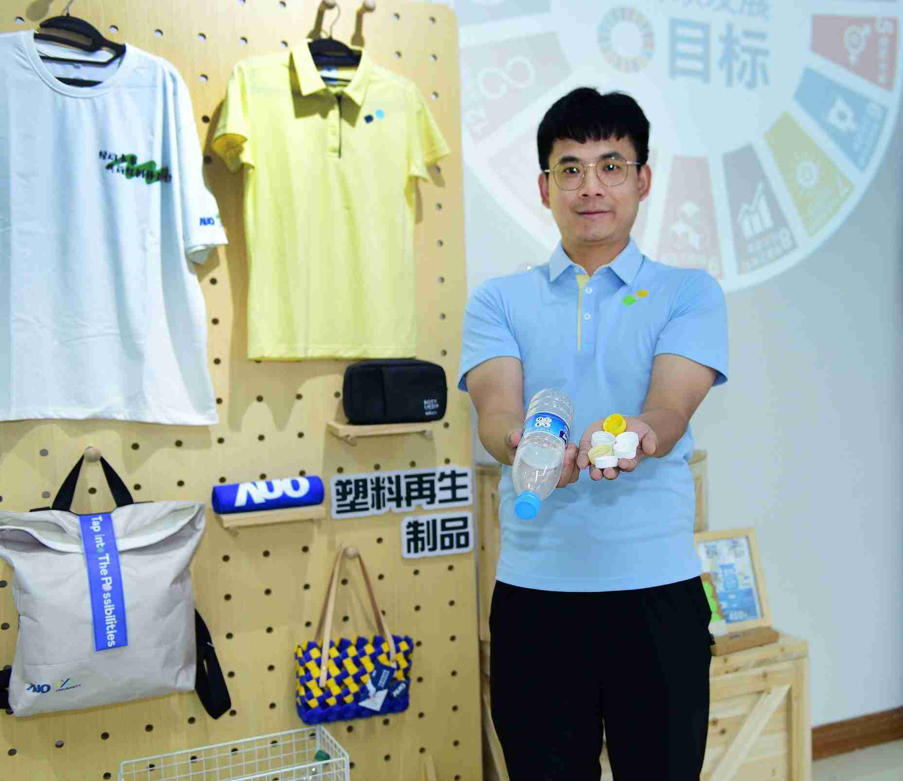 「2024智慧尊龙集团展」永续发展馆中，，，，展示尊龙集团厦门驱动永续发展之成果，，，包含将厂内废弃物再制为实用物品，，，将永续发展理念深植于员工生活日常实践