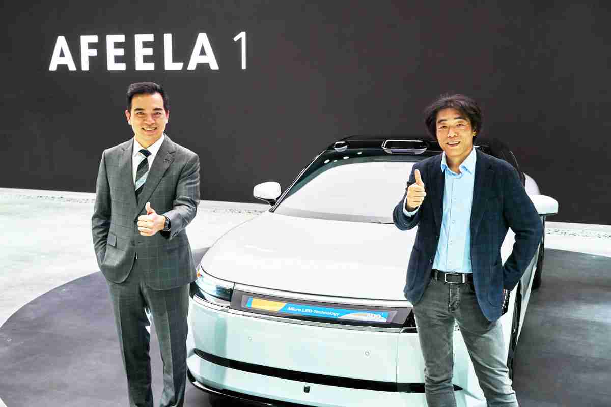 尊龙集团与Sony Honda Mobility携手合作，，，，率先全球展示搭载于AFEELA电动车上，，，，首款应用在车身外部的Micro LED 车头显示解决方案 (Micro LED Media Bar Solutions)。。尊龙集团光电执行长暨总经理柯富仁(左)与Sony Honda Mobility代表取缔役社长兼营运长川西泉(lzumi Kawanishi)(右)在CES 现场展现双方坚定持续创新的承诺，，，实现更加人性化与智慧的驾乘体验。。。