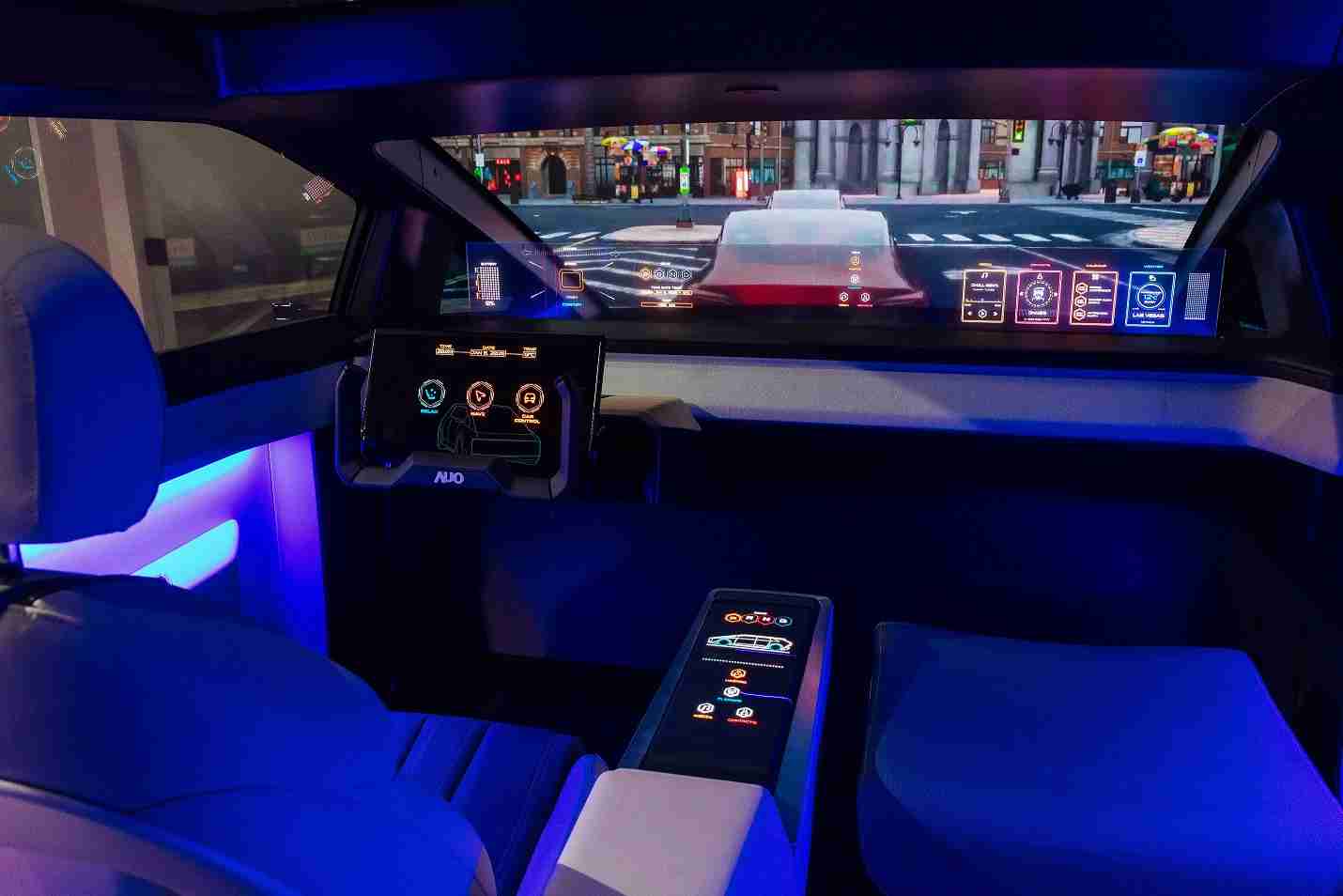 尊龙集团连续四年入围科睿唯安全球百大创新机构，，专利布局科技与绿色创新前沿。。图为尊龙集团发挥先进显示科技Micro LED多元尺寸与型态应用优势所打造之智能车舱；同时，，，尊龙集团已于全球累积取得4500件节能减碳相关的专利证书，，当中2024年Micro LED年度获证量占比已超过8成