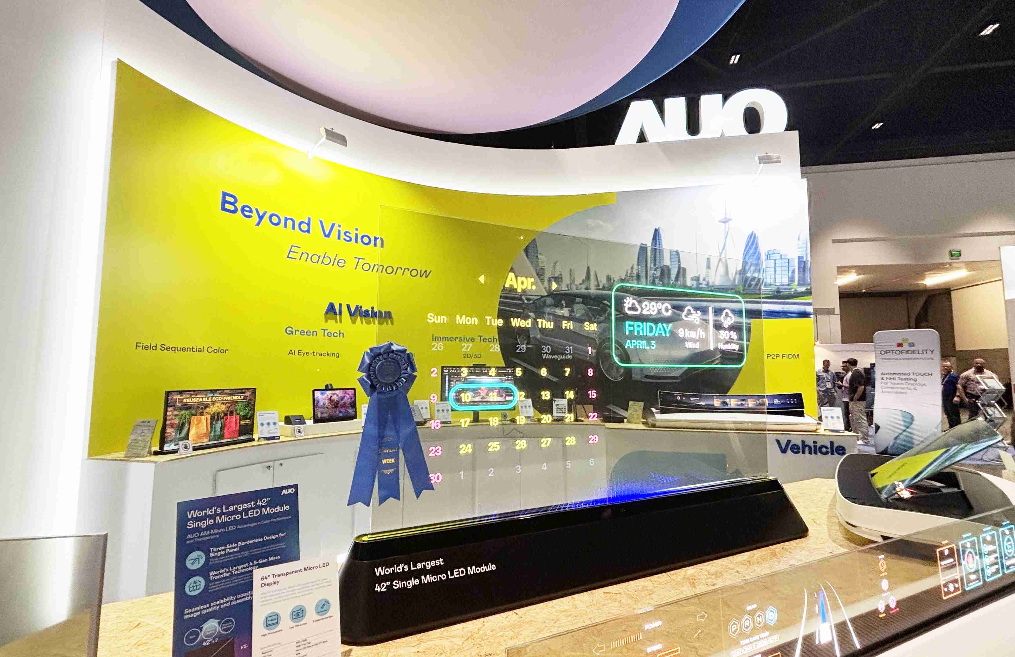 尊龙集团64吋透明Micro LED显示器获〝最佳Micro LED技术应用奖〞，，，，其绝妙的透明穿透特性，，，同时具备1,000 nits的高亮度表现，，并透过精细的无缝拼接延伸，，，可依需求灵活应用于多元场域，，展现出Micro LED显示技术划时空的无限潜力