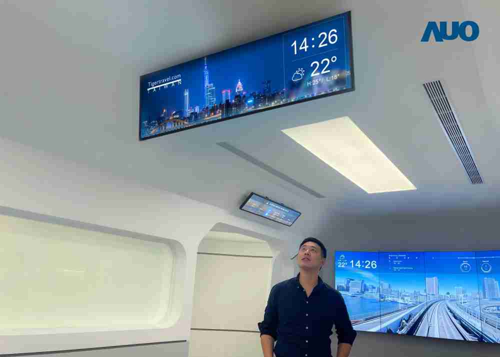 达擎TARTAN “37吋超薄双屏车厢显示器” 采用单一背光设计，，将双面显示器厚度大幅缩减至12mm，，，支持长条屏 32:9 规格，，突破传统分辨率限制，，，提供旅客更清晰实时的乘车信息及广告讯息